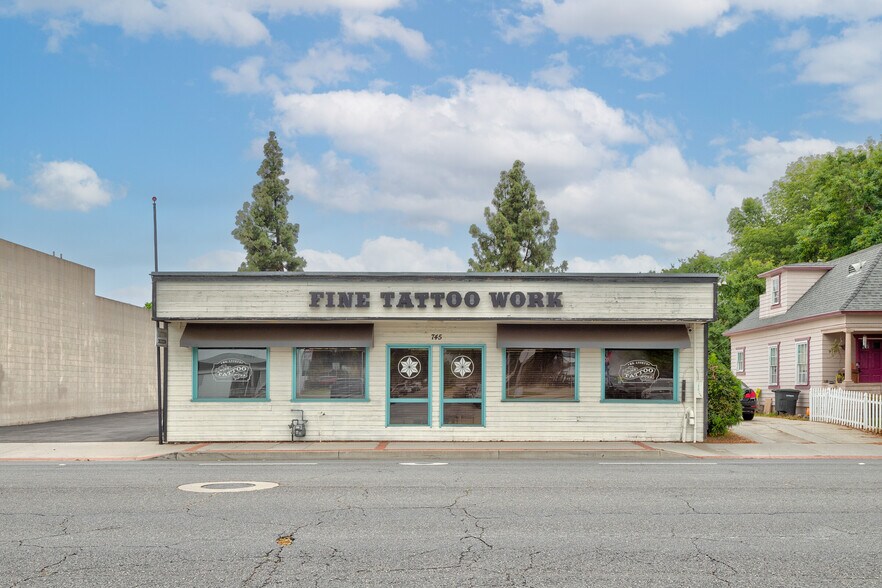 745 W Chapman Ave, Orange, CA à louer - Photo de l’immeuble – Image 2 sur 15