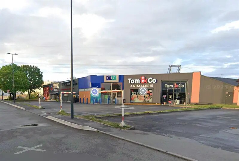 Local commercial dans Pontault-Combault à louer - Photo de l’immeuble – Image 1 sur 3