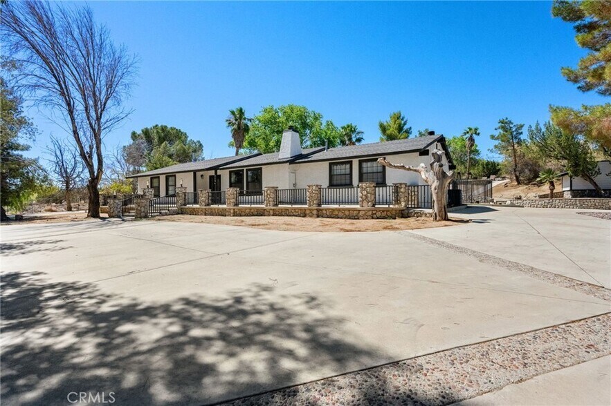 712 W Avenue R8, Palmdale, CA à louer - Photo de l’immeuble – Image 1 sur 21