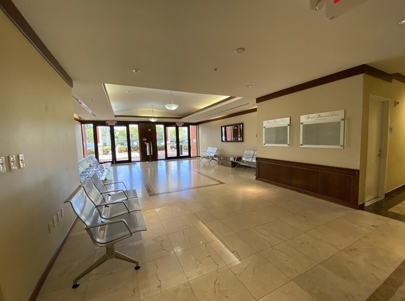 925 NE 30th Ter, Homestead, FL à louer - Photo de l’immeuble – Image 2 sur 11