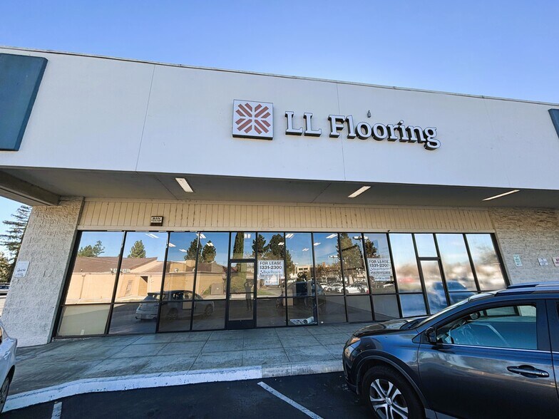 944 Blossom Hill Rd, San Jose, CA à louer - Photo de l’immeuble – Image 1 sur 13