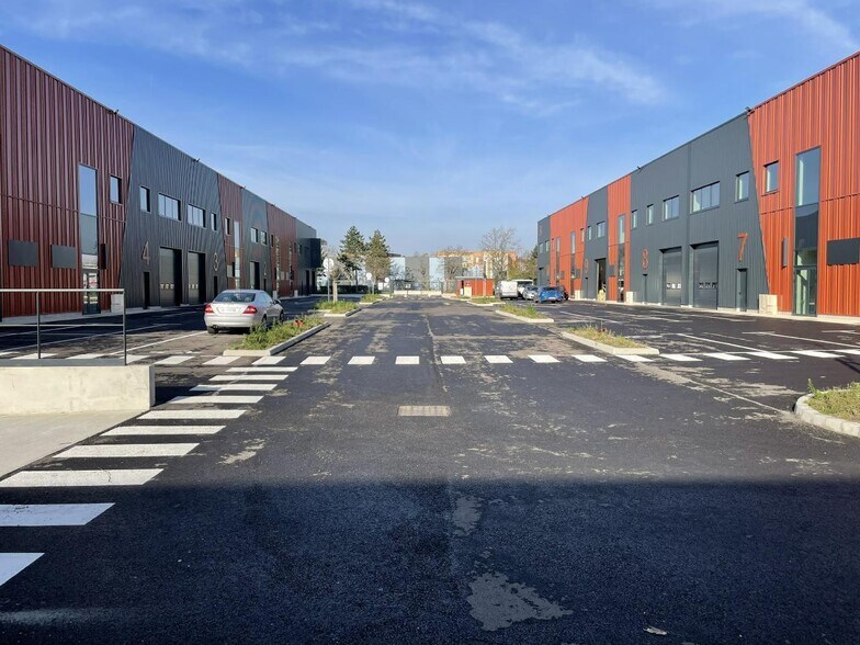 Local d’activités dans SAINT-OUEN-L'AUMONE à louer - Photo de l’immeuble – Image 1 sur 9