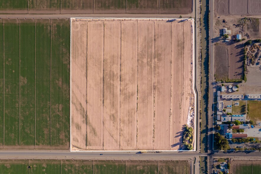 697 W McCabe Rd, El Centro, CA à vendre - Photo de l’immeuble – Image 2 sur 10
