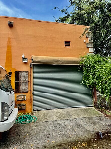 3090 SW 8th St, Miami, FL à louer - Photo de l’immeuble – Image 3 sur 4