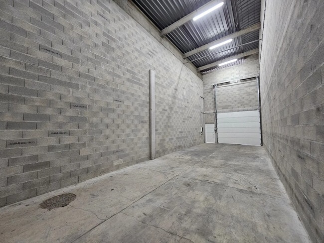 Plus de détails pour Local d'activités à louer