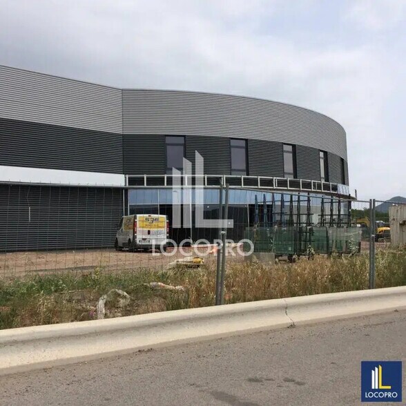Local d’activités dans Fréjus à louer - Photo de l’immeuble – Image 3 sur 6
