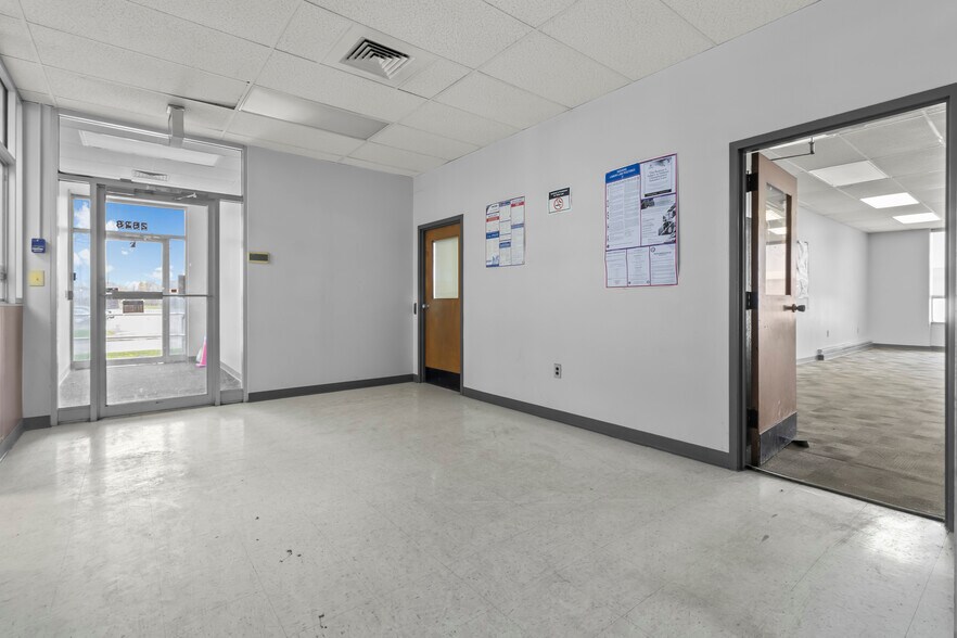 2828 Tobey Dr, Indianapolis, IN à louer - Photo de l’immeuble – Image 2 sur 16