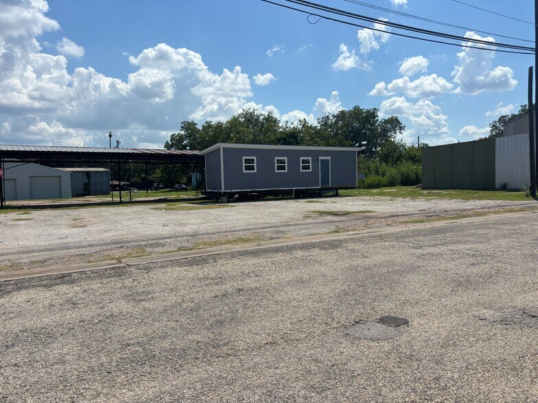 300 W Hempstead St, Giddings, TX à vendre - Photo de l’immeuble – Image 2 sur 3