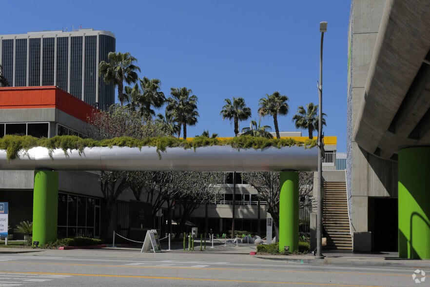 261 S Figueroa St, Los Angeles, CA à vendre - Photo de l’immeuble – Image 3 sur 10