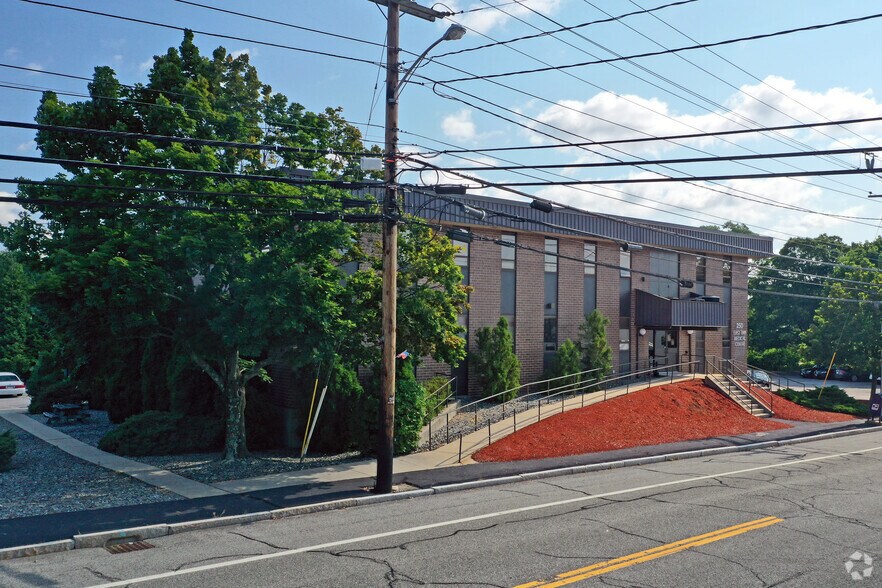 250 Wampanoag Trl, Riverside, RI à vendre - Photo de l’immeuble – Image 3 sur 24