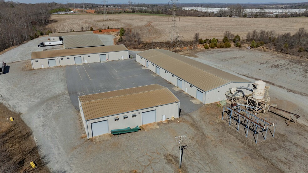 2815 Woodtech Dr, Newton, NC à vendre - Photo de l’immeuble – Image 3 sur 5