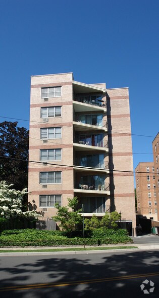 56 Doyer Ave, White Plains, NY à vendre - Photo de l’immeuble – Image 2 sur 3