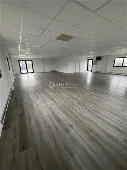 Bureau dans Gazeran à louer - Photo de l’immeuble – Image 2 sur 6