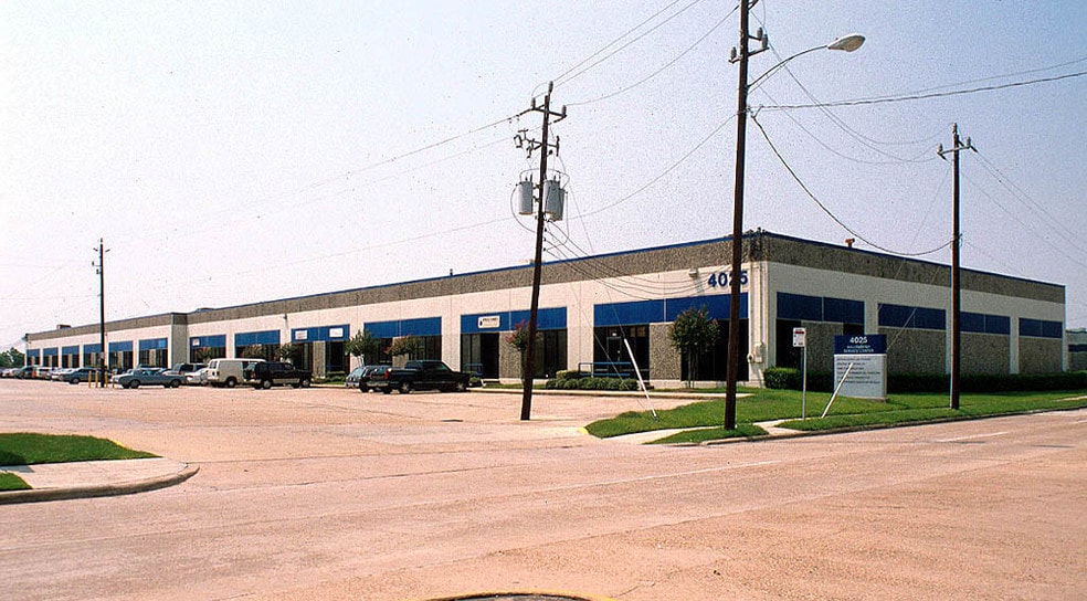 4025 Willowbend Blvd, Houston, TX à louer - Photo de l’immeuble – Image 2 sur 14