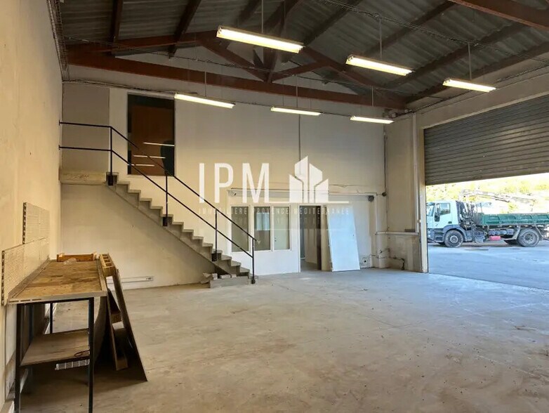 Local d’activités dans Aubagne à louer - Photo de l’immeuble – Image 2 sur 7