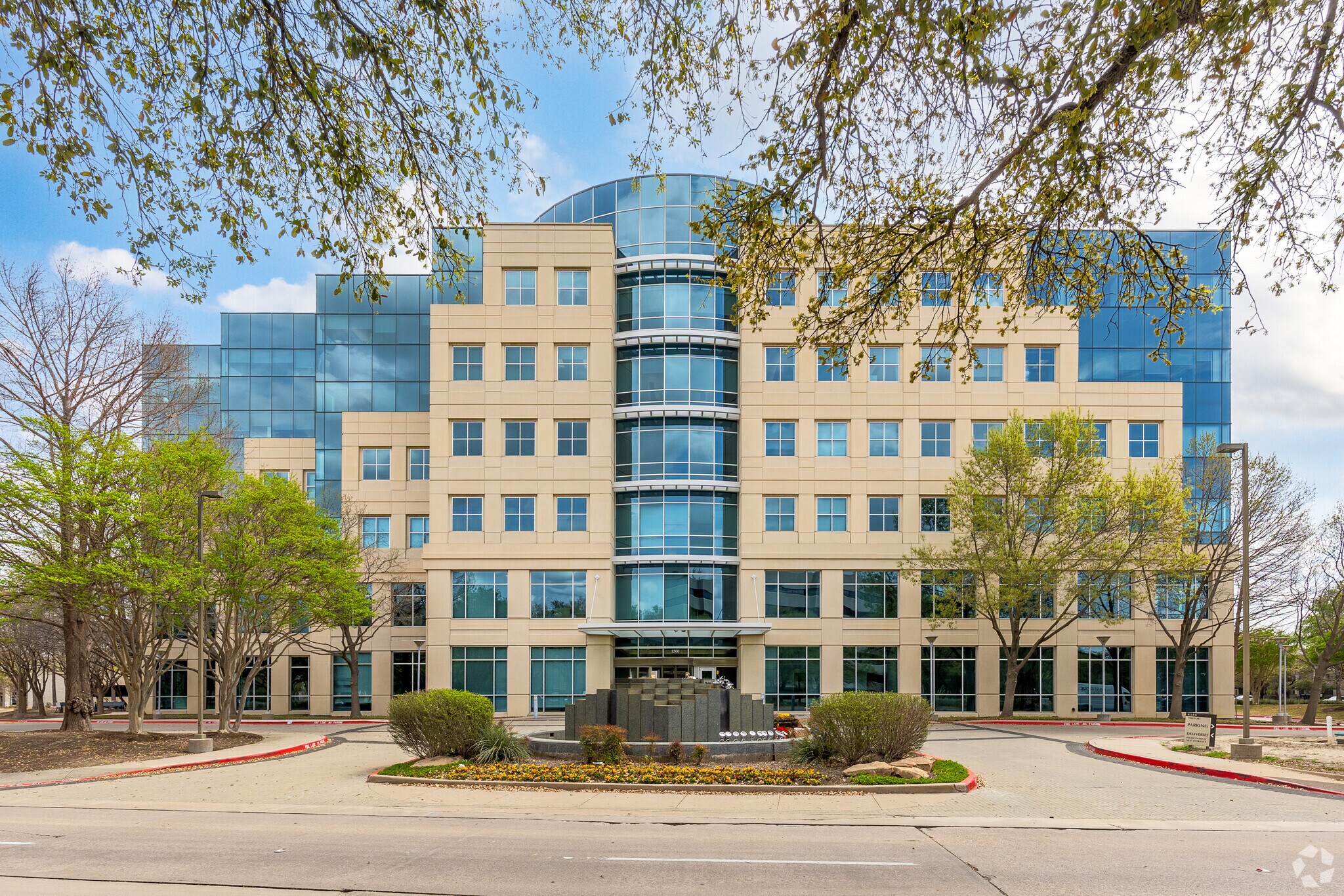8500 Freeport Pkwy, Irving, TX à louer Photo de l’immeuble– Image 1 sur 6
