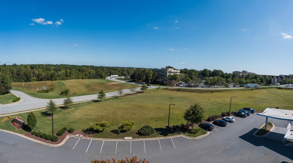 7905 Triad Center Dr, Greensboro, NC à vendre - Photo de l’immeuble – Image 1 sur 2