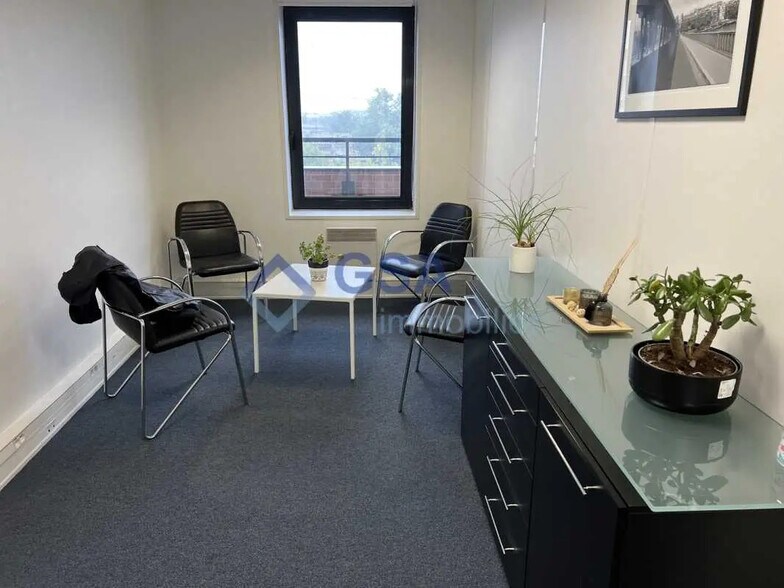 Bureau dans Évry-Courcouronnes à vendre - Photo de l’immeuble – Image 3 sur 5