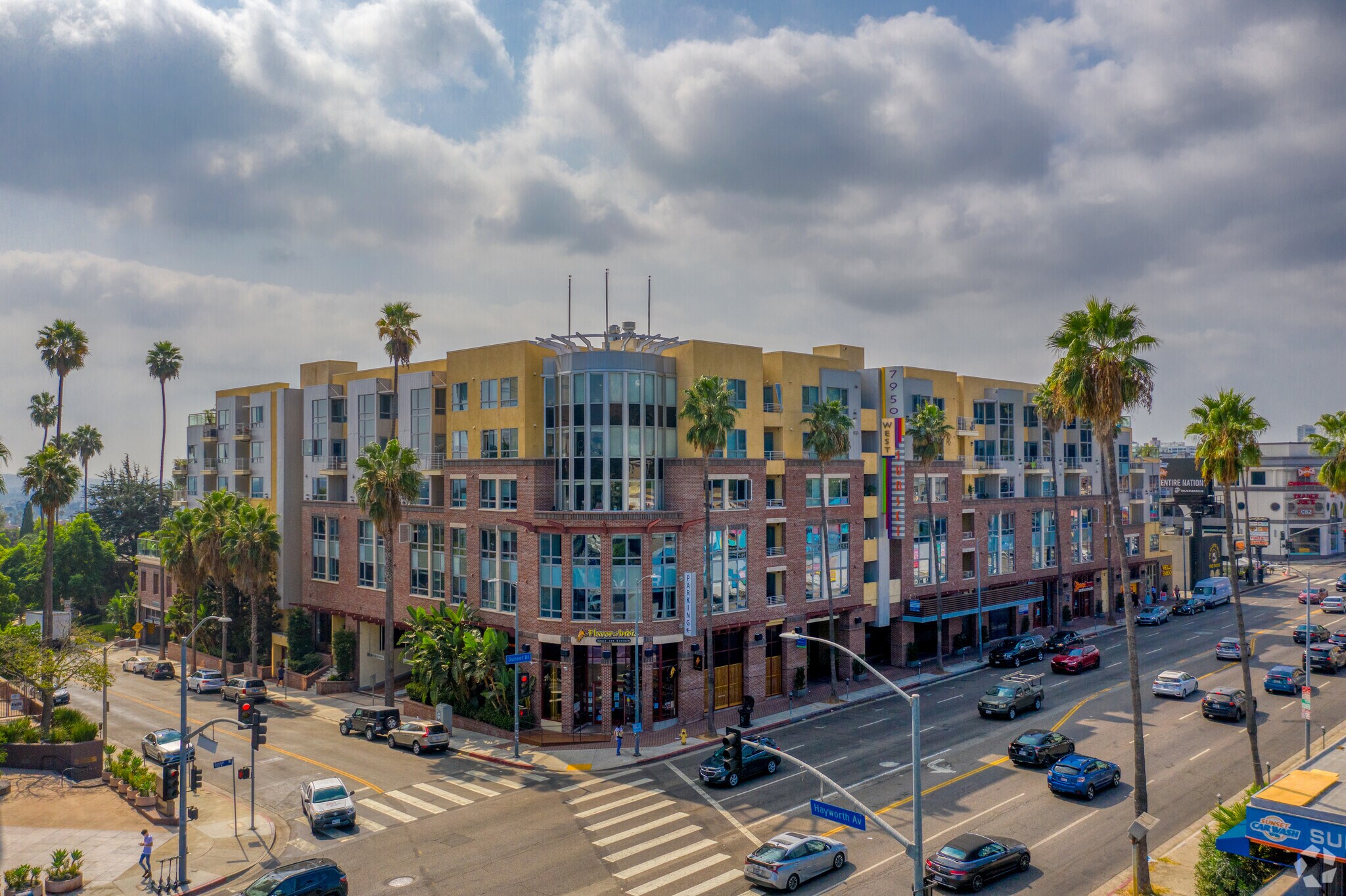 7950 W Sunset Blvd, Los Angeles, CA à louer Photo de l’immeuble– Image 1 sur 13