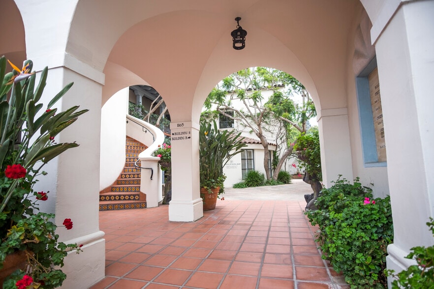 1165 Coast Village Rd, Montecito, CA à louer - Photo de l’immeuble – Image 2 sur 3