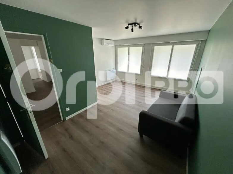 Local d’activités dans Montluçon à louer - Photo de l’immeuble – Image 3 sur 10