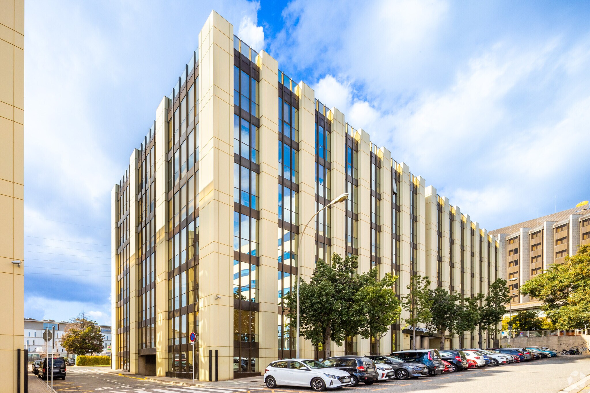 Carrer de la Constitució, 3, Sant Just Desvern, Barcelona à louer Photo de l’immeuble– Image 1 sur 16