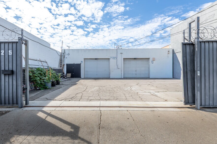 7725 Deering Ave, Canoga Park, CA à vendre - Photo de l’immeuble – Image 2 sur 6