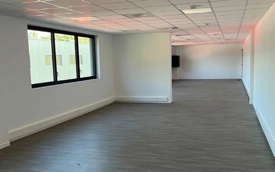 Local d’activités dans Tresses à louer - Photo intérieure – Image 2 sur 4