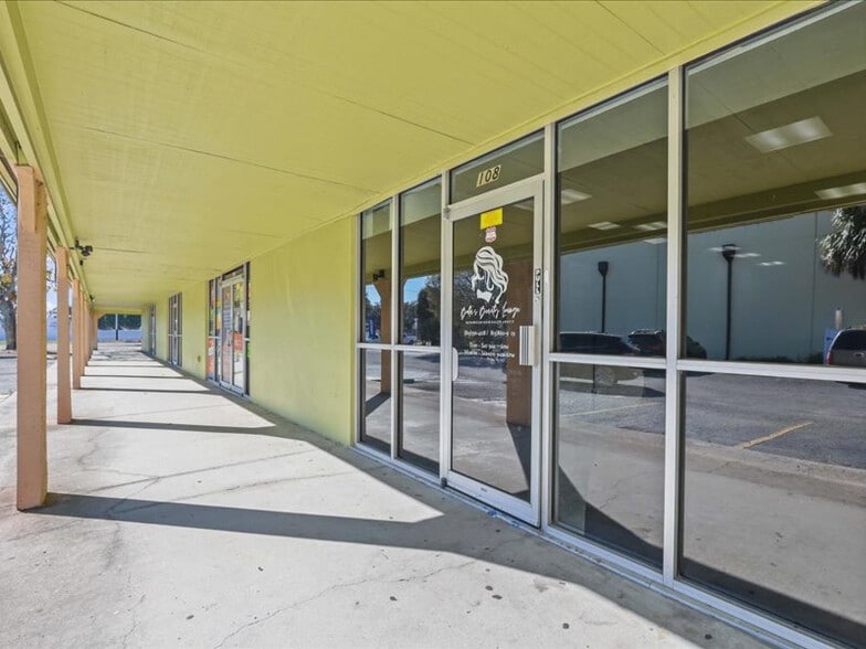 131 N Mount Carmel Rd, Valrico, FL à louer - Photo de l’immeuble – Image 3 sur 4