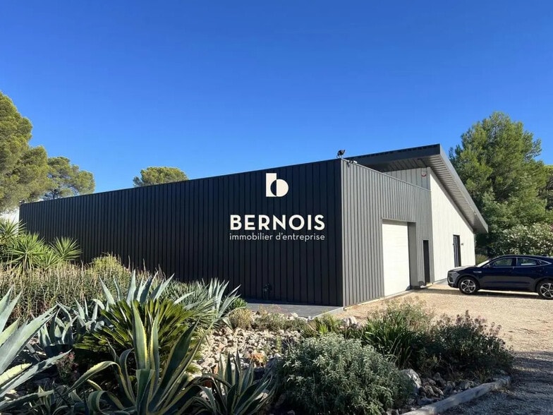 Local d'activités dans Signes à vendre - Photo de l’immeuble – Image 2 sur 8