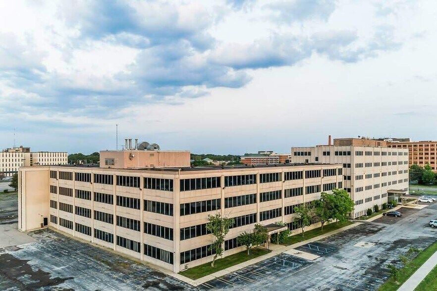 23100 Providence Dr, Southfield, MI à vendre - Photo principale – Image 1 sur 4