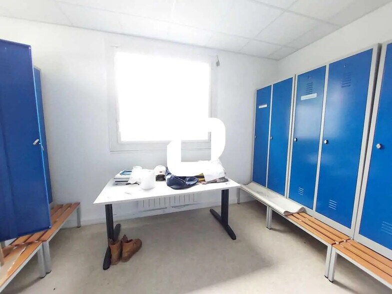 Local d’activités dans Coignières à louer - Photo de l’immeuble – Image 3 sur 7