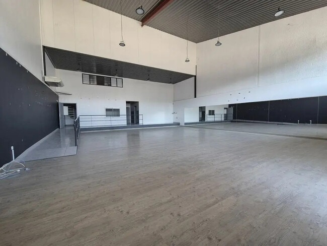 Plus de détails pour Local d'activités à louer