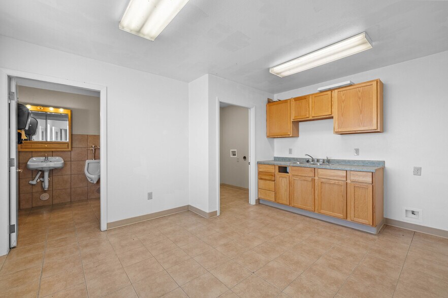 2708 30th Ave NE, Minot, ND à vendre - Photo de l’immeuble – Image 2 sur 42