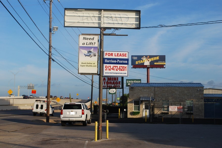 2401 Highway 71 E, Del Valle, TX à louer - Photo de l’immeuble – Image 2 sur 16