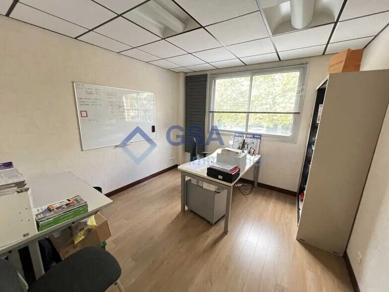Bureau dans Évry-Courcouronnes à vendre - Photo de l’immeuble – Image 3 sur 6