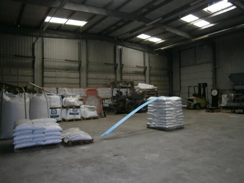 Local d’activités dans Autun à louer - Photo de l’immeuble – Image 2 sur 4