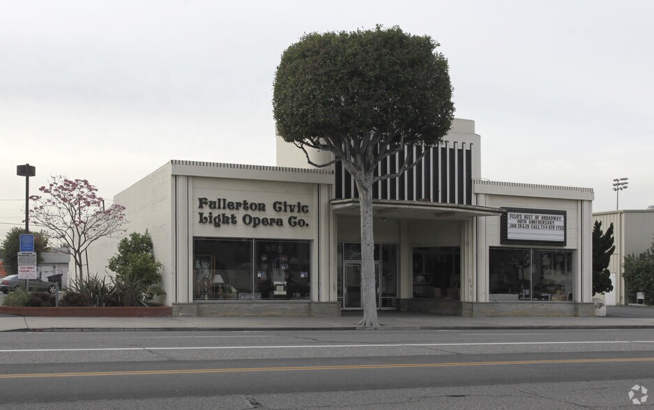 218 W Commonwealth Ave, Fullerton, CA à vendre - Photo principale – Image 1 sur 2