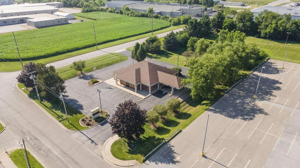 201 Koomler Dr, La Porte, IN à vendre - Photo principale – Image 1 sur 21