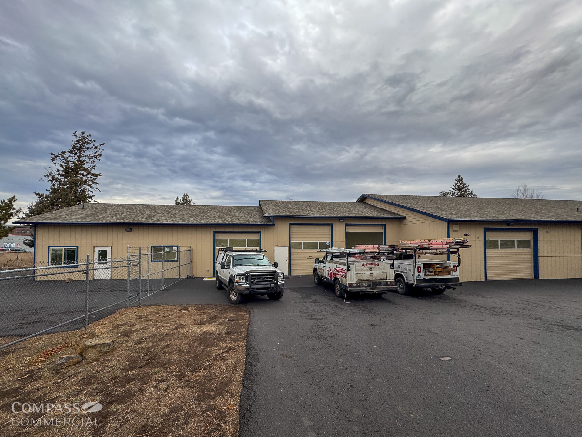 902 SE Textron Dr, Bend, OR à louer Photo principale– Image 1 sur 6