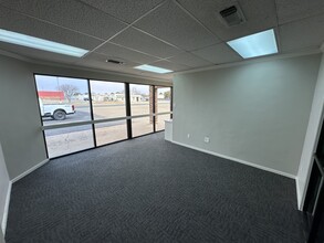 5139-5147 69th St, Lubbock, TX à louer Photo de l’immeuble– Image 2 sur 19