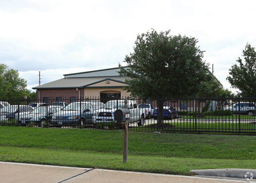 13018 Brittmoore Park Dr, Houston, TX à louer - Photo de l’immeuble – Image 3 sur 8