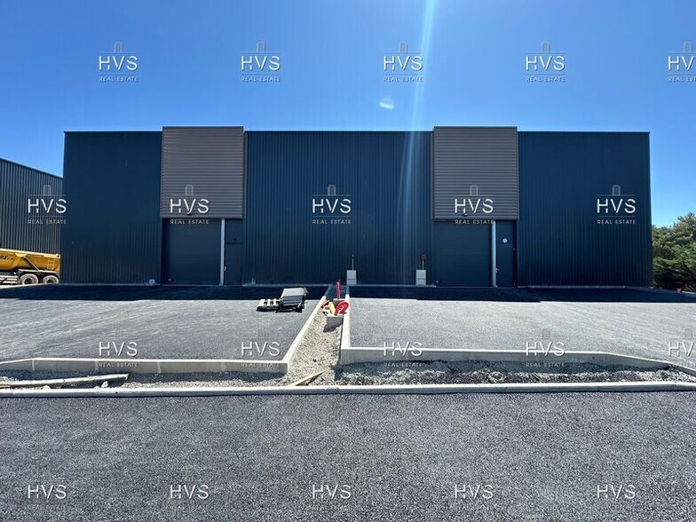 Local d’activités dans Venelles à louer - Photo de l’immeuble – Image 1 sur 11