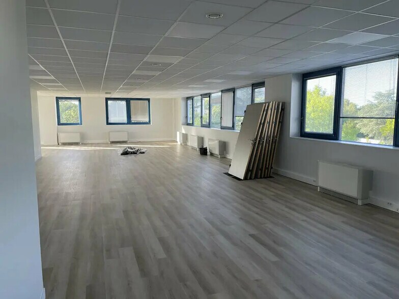 Bureau dans Écully à louer - Photo de l’immeuble – Image 1 sur 14