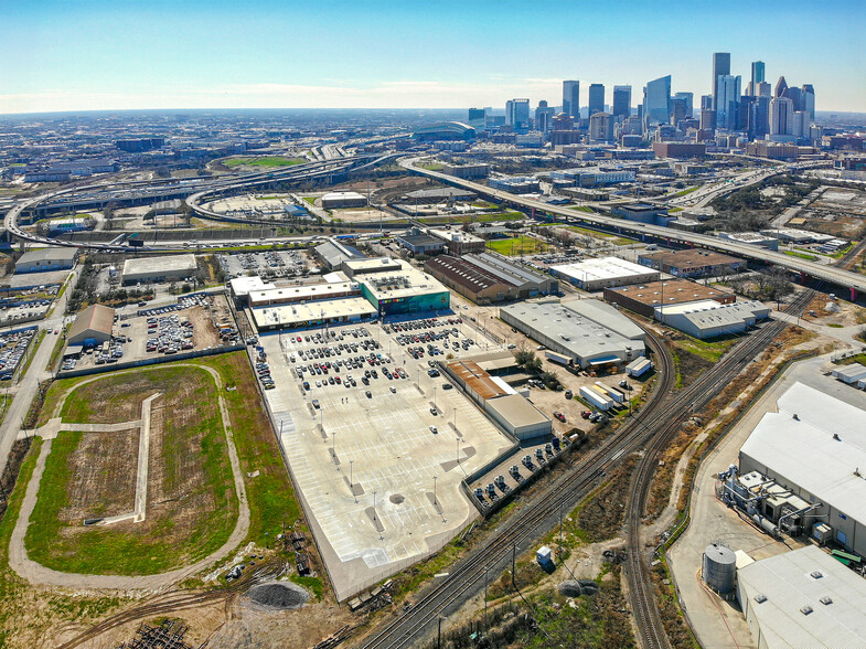 2103 Lyons Ave, Houston, TX à louer - Photo de l’immeuble – Image 2 sur 15