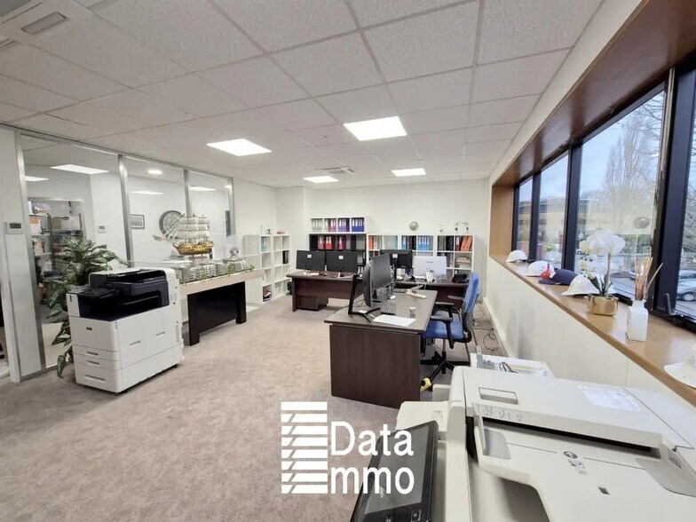 21 Rue Albert Einstein, Champs-sur-Marne à louer - Photo de l’immeuble – Image 1 sur 8