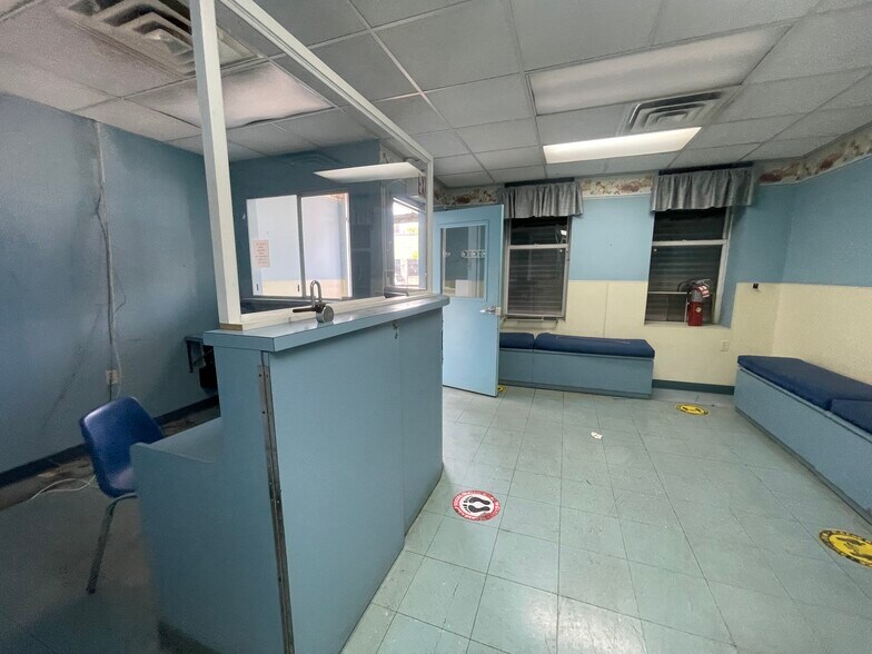 74-10 Grand Ave, Elmhurst, NY à vendre - Photo intérieure – Image 3 sur 7