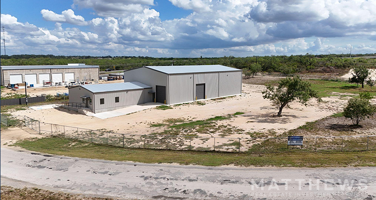 73 Eagleford Drive, Pleasanton, TX à louer - Photo de l’immeuble – Image 1 sur 3
