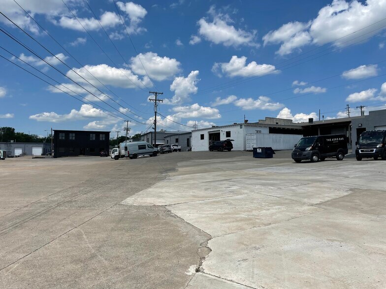 1015 W Kirkland Ave, Nashville, TN à louer - Photo de l’immeuble – Image 3 sur 5