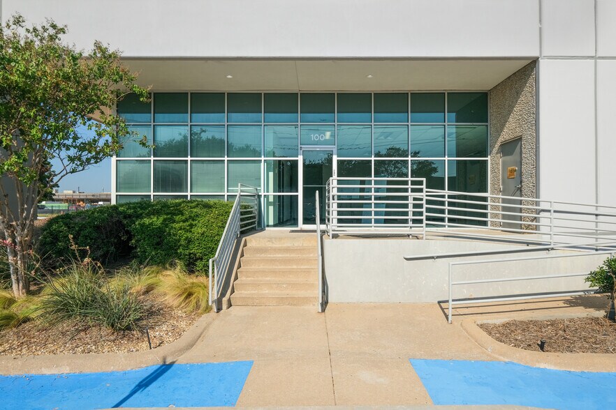 1825 Westpark Dr, Grand Prairie, TX à louer - Photo de l’immeuble – Image 3 sur 16